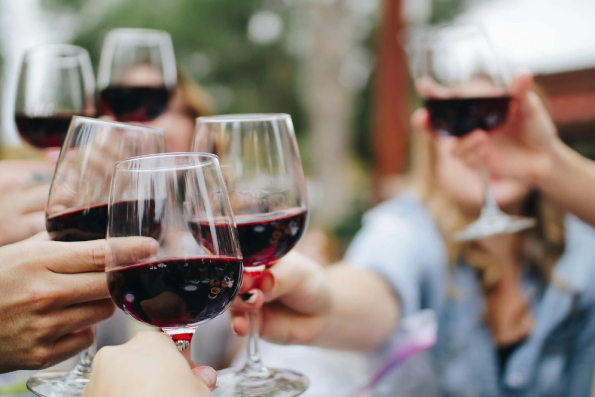 Verre de vins rouges qui trinquent